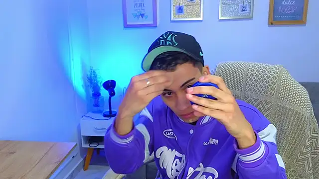 Snapshot of yulian_vasquez chatting on December 2, 2025, 12:21 pm yulian vasquez online show from December 2, 2025, 12:21 pm