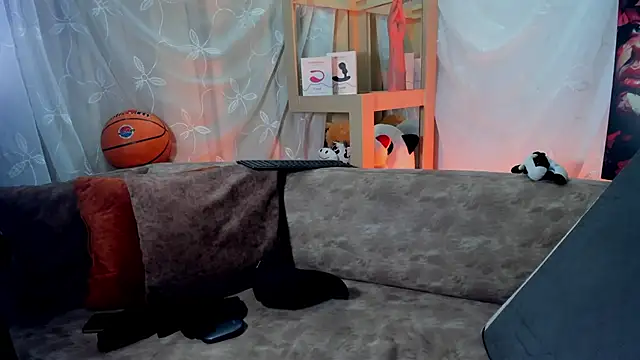 LoganTwink18 online show from April 8, 2026, 2:28 pm