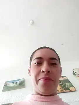 Valenn fernandez online show from April 16, 2026, 2:40 pm