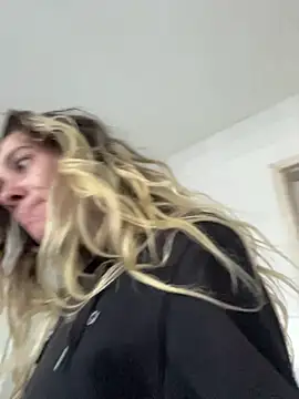 Snapshot of blond-96 chatting on December 3, 2025, 10:02 am blond-96 online show from December 3, 2025, 10:02 am