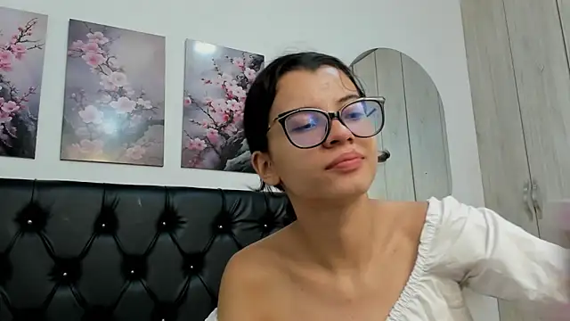 Snapshot of pinky_f00x chatting on June 19, 2026, 7:28 pm pinky f00x online show from June 19, 2026, 7:28 pm