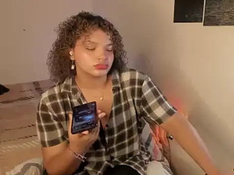 chloe kisses online show from April 14, 2026, 11:38 am