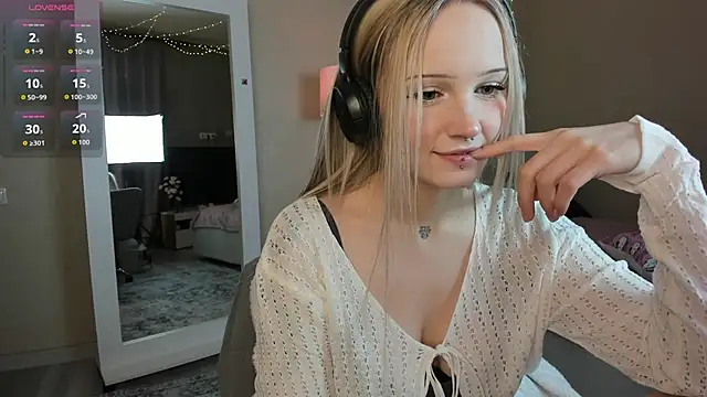 Snapshot of softlyblessed chatting on November 17, 2025, 1:39 pm softlyblessed online show from November 17, 2025, 1:39 pm