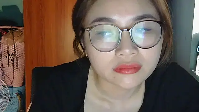 Snapshot of Uhem112 chatting on October 27, 2025, 2:15 am Uhem112 online show from October 27, 2025, 2:15 am