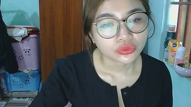 Snapshot of Uhem112 chatting on October 31, 2025, 1:17 am Uhem112 online show from October 31, 2025, 1:17 am