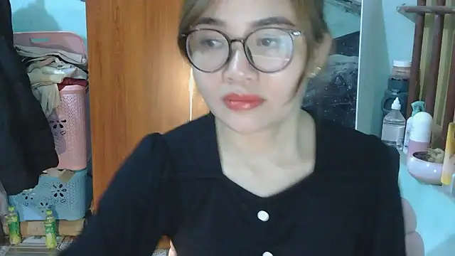 Snapshot of Uhem112 chatting on November 5, 2025, 12:49 pm Uhem112 online show from November 5, 2025, 12:49 pm