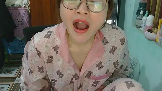 Snapshot of Uhem112 chatting on November 7, 2025, 3:45 pm Uhem112 online show from November 7, 2025, 3:45 pm