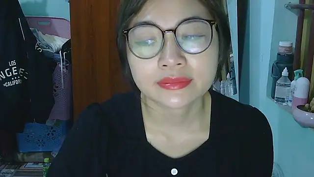 Snapshot of Uhem112 chatting on November 17, 2025, 12:49 am Uhem112 online show from November 17, 2025, 12:49 am