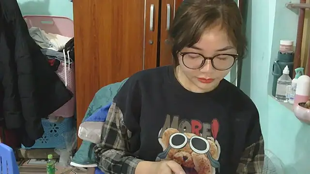 Snapshot of Uhem112 chatting on November 18, 2025, 1:11 am Uhem112 online show from November 18, 2025, 1:11 am