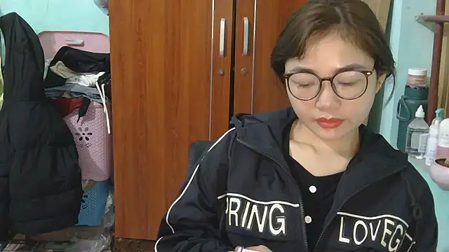 Snapshot of Uhem112 chatting on November 24, 2025, 12:32 am Uhem112 online show from November 24, 2025, 12:32 am