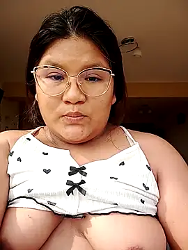 Snapshot of vea_m chatting on April 1, 2026, 2:14 pm vea m online show from April 1, 2026, 2:14 pm