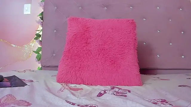 violet taylor  online show from April 7, 2026, 2:23 am