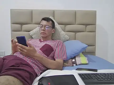 skinnylatino51 online show from March 18, 2026, 12:36 am