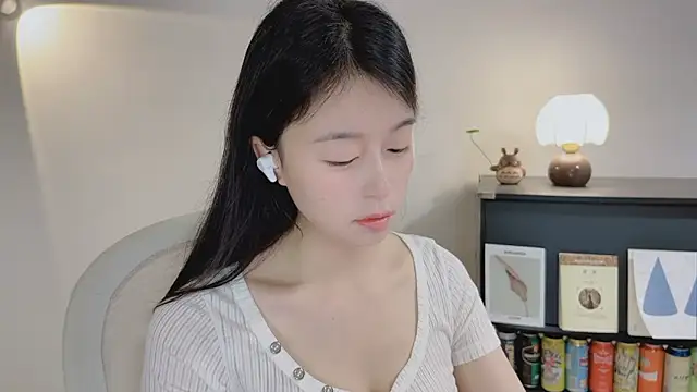 Onechestnut online show from April 10, 2026, 5:01 am