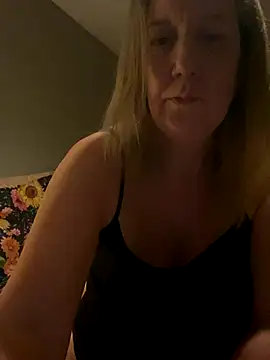 Snapshot of X-Victoria-X chatting on October 2, 2025, 3:02 am X-Victoria-X online show from October 2, 2025, 3:02 am