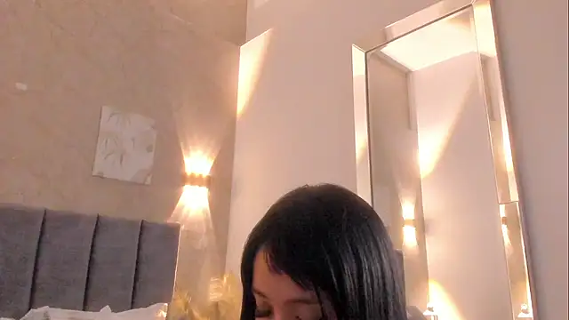 Lunaa bellaa online show from February 5, 2026, 7:51 pm