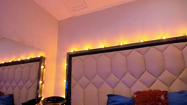 Scarletbigbug online show from November 6, 2025, 6:53 pm