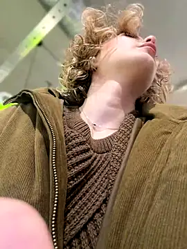 Snapshot of KellyKeler chatting on November 17, 2025, 12:22 pm KellyKeler online show from November 17, 2025, 12:22 pm