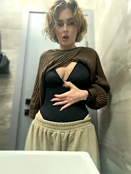 Snapshot of KellyKeler chatting on November 18, 2025, 12:31 pm KellyKeler online show from November 18, 2025, 12:31 pm