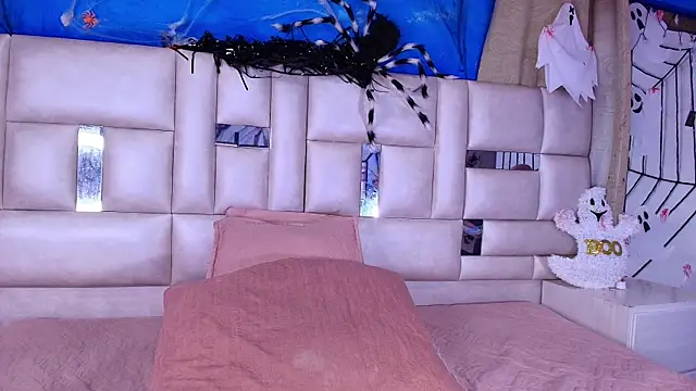 emmacurvy online show from October 22, 2025, 3:07 am