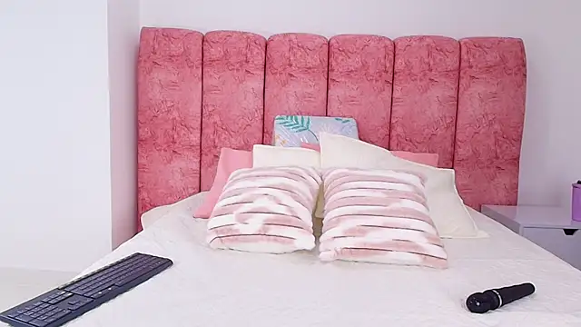 emmacurvy online show from November 6, 2025, 3:07 am