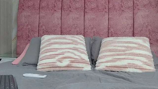 emmacurvy online show from April 10, 2026, 3:56 am