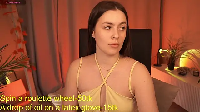 EmiliyaRoude online show from November 28, 2025, 1:25 pm