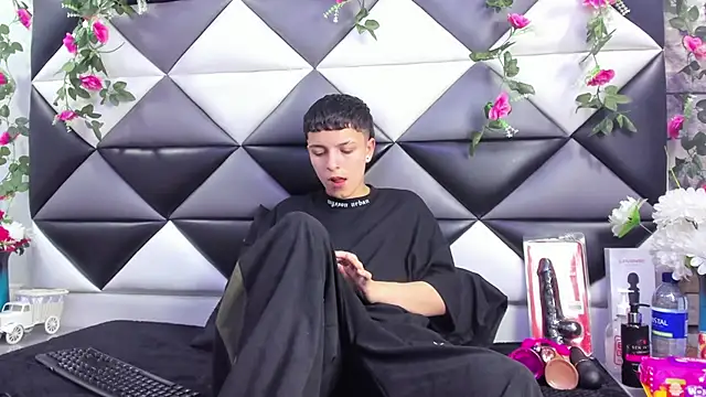 Megan Thompson  online show from September 28, 2025, 2:06 am