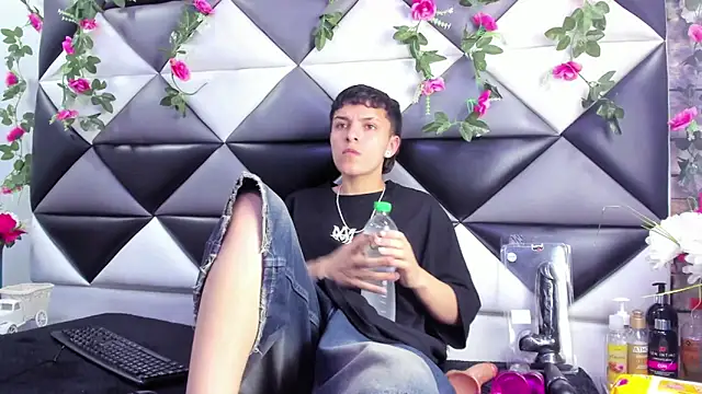 Megan Thompson  online show from November 19, 2025, 2:11 am