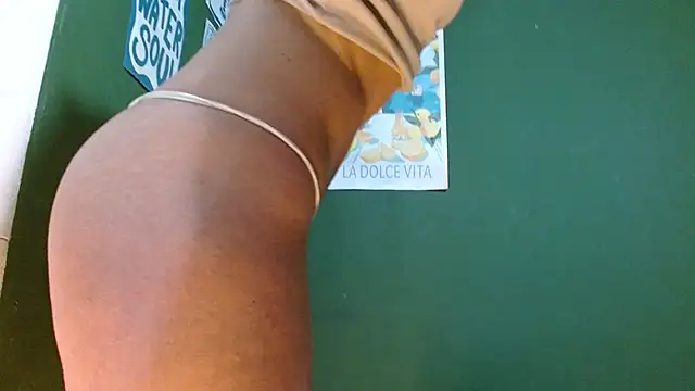 Roxiehood online show from April 15, 2026, 2:18 am