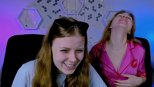 Snapshot of foxy_tease_ chatting on November 7, 2025, 9:53 am foxy tease online show from November 7, 2025, 9:53 am