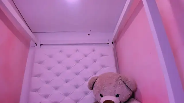 eimy skinny  online show from April 15, 2026, 2:24 pm