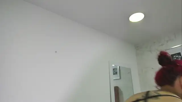 Snapshot of Maddy_Mills chatting on December 4, 2025, 5:21 pm Maddy Mills online show from December 4, 2025, 5:21 pm