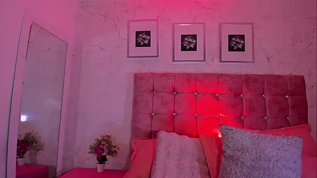 Snapshot of Maddy_Mills chatting on December 15, 2025, 5:28 pm Maddy Mills online show from December 15, 2025, 5:28 pm