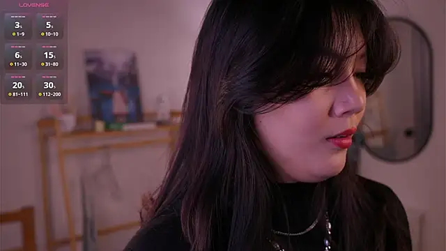 MoiraEger online show from October 27, 2025, 5:17 pm