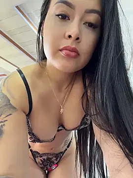 CrisMarulanda online show from April 8, 2026, 2:06 pm