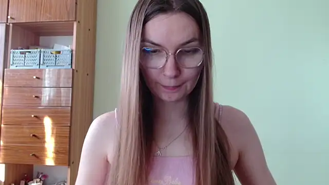 Snapshot of LooveELLYx chatting on April 21, 2026, 2:45 pm LooveELLYx online show from April 21, 2026, 2:45 pm