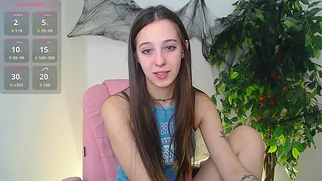 Snapshot of Little_cherryy__ chatting on October 28, 2025, 8:18 am Little cherryy online show from October 28, 2025, 8:18 am