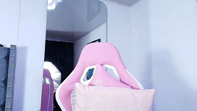 GraceWallace  online show from April 1, 2026, 4:57 am