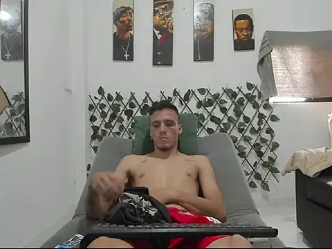 Snapshot of Latins_Boss chatting on April 5, 2026, 8:28 pm Latins Boss online show from April 5, 2026, 8:28 pm