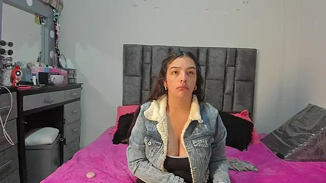Snapshot of Esmeraldaa- chatting on April 29, 2026, 7:45 am Esmeraldaa- online show from April 29, 2026, 7:45 am