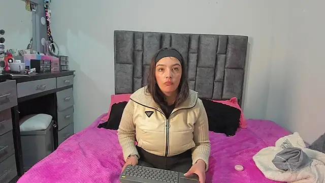 Snapshot of Esmeraldaa- chatting on April 29, 2026, 11:00 pm Esmeraldaa- online show from April 29, 2026, 11:00 pm