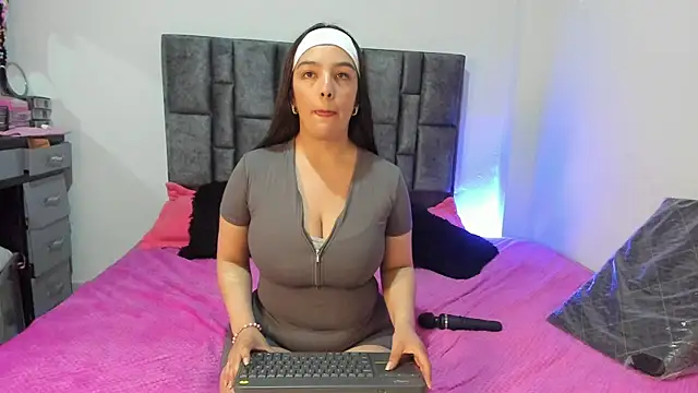 Snapshot of Esmeraldaa- chatting on May 1, 2026, 11:42 pm Esmeraldaa- online show from May 1, 2026, 11:42 pm