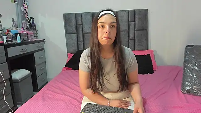 Snapshot of Esmeraldaa- chatting on May 19, 2026, 5:36 am Esmeraldaa- online show from May 19, 2026, 5:36 am
