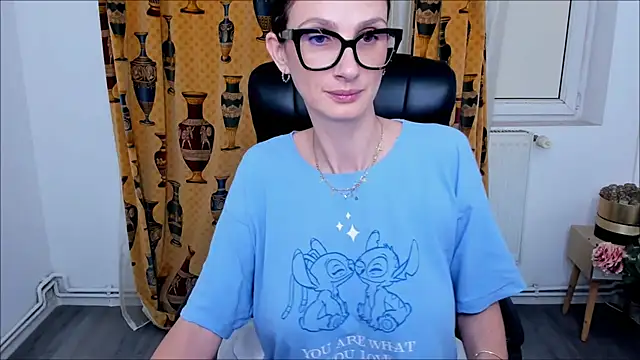 Snapshot of NaughtyWifey1 chatting on November 6, 2025, 4:57 am NaughtyWifey1 online show from November 6, 2025, 4:57 am