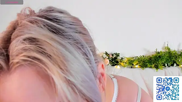 girlllsooft online show from October 5, 2025, 5:11 pm