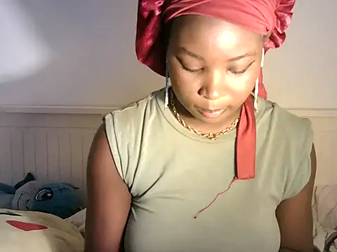 Snapshot of zoe215 chatting on June 27, 2026, 12:44 pm zoe215 online show from June 27, 2026, 12:44 pm
