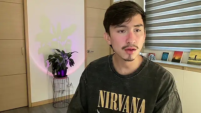 Snapshot of sweettaaron01 chatting on October 25, 2025, 5:40 pm sweettaaron01 online show from October 25, 2025, 5:40 pm