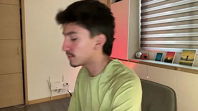 Snapshot of sweettaaron01 chatting on December 15, 2025, 6:01 pm sweettaaron01 online show from December 15, 2025, 6:01 pm