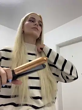 SelenaDaze online show from March 28, 2026, 5:51 am